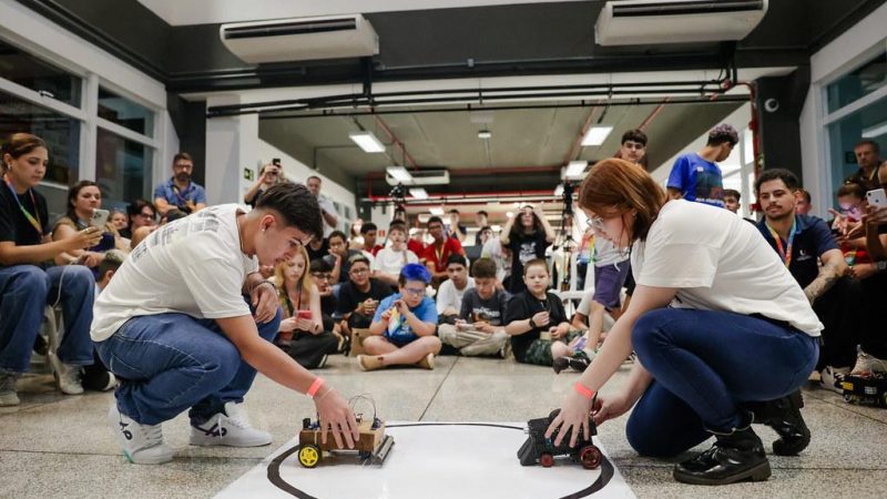 Latinoware 2025 simplifica o ensino de robótica para e promove oficinas de programação para a criação de robôs lutadores