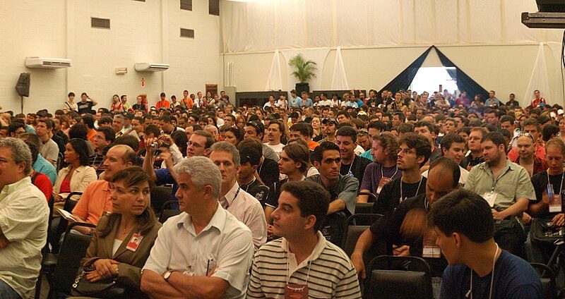 Do Código ao Coletivo: O Papel Histórico do Latinoware na Consolidação das Tecnologias Livres